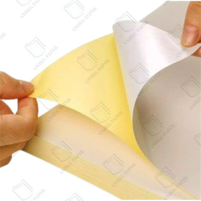 Un buen precio. Papel de vidrio recubierto de silicona de un lado, papel blanco amarillo para la fabricación de etiquetas en línea