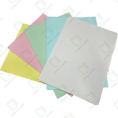 calidad Papel sin carbono de celulosa de madera 100% Papel NCR 45-80gm Superficie lisa para el recibo de la factura fábrica